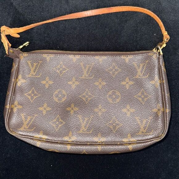 Used in good condition Louis Vuitton Monogram Canvas Accessories Pochette - Picture 1 of 16